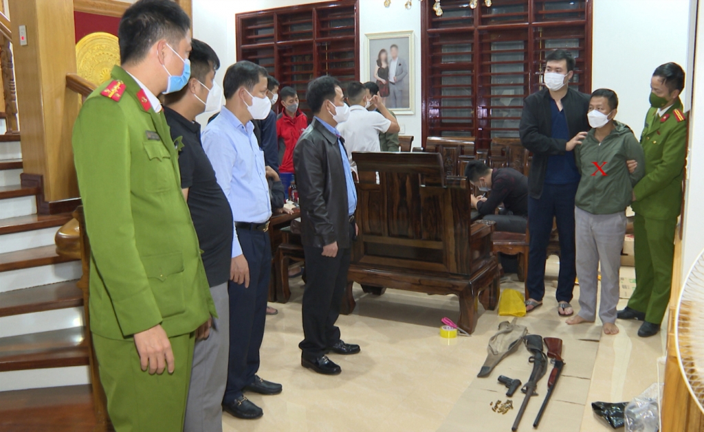 Khi tiến hành khám xét nơi ở của đối tượng Nguyễn Văn Hùng cơ quan Công an đã thu giữ 3 khẩu súng, 19 viên đạn và nhiều hung khí nguy hiểm