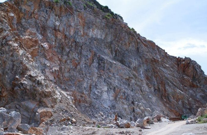 Trước đó do khai thác không đúng thiết kế được phê duyệt, không đảm bảo môi trường, mỏ đá của Công ty TNHH MTV Tân Thành 9 ở núi Vức đã bị đình chỉ hoạt động khai thác từ ngày 28/7/2021