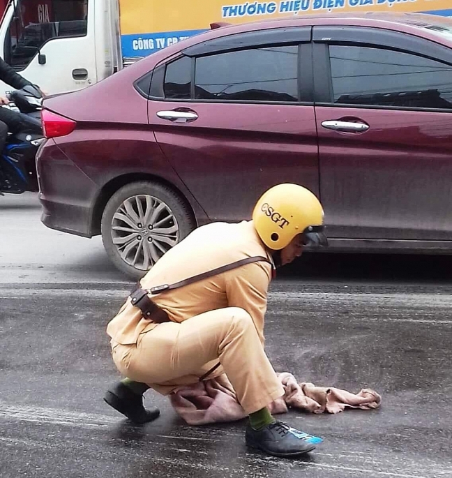 chien si csgt bat ngo noi tieng sau khi lau dau loang giup nguoi dan tranh tai nan