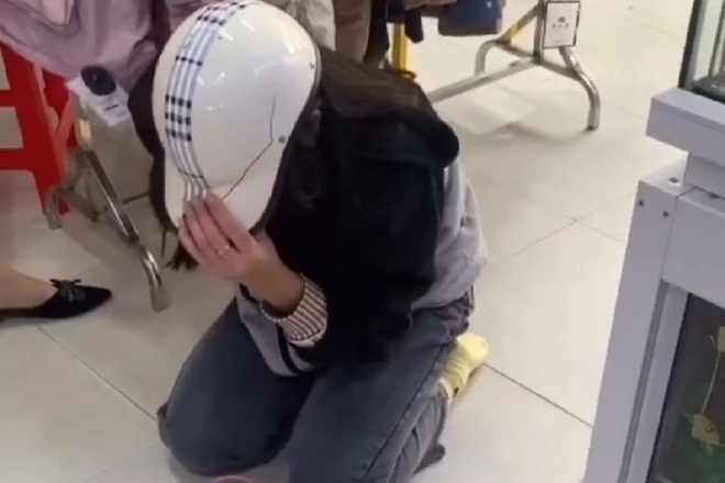 Cô gái trẻ khóc lóc, quỳ lạy van xin nhưng vẫn bị hành hung một cách vô cảm (ảnh cắt từ Clip)