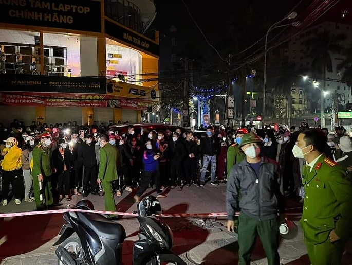 Hàng trăm người dân bức xúc vây kín cửa hàng khi lực lượng chức năng đến làm việc