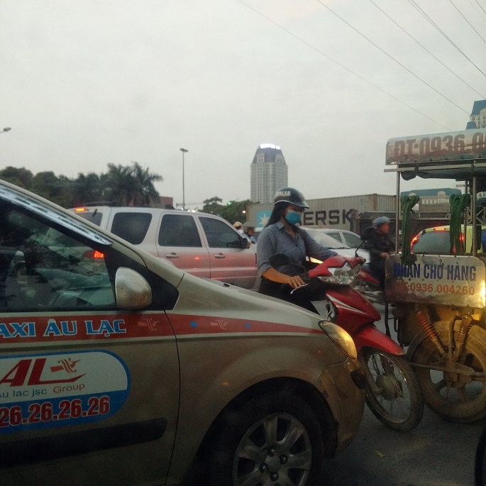Ùn tắc tại ngã tư Lê Quang Đạo- Châu Văn Liêm: Cần có đèn tín hiệu điều tiết giao thông un tac tai nga tu le quang dao chau van liem can co den tin hieu dieu tiet giao thong