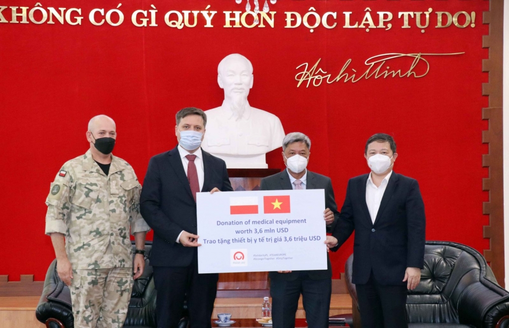 Ba Lan tặng Việt Nam trang thiết bị và vật tư y tế trị giá 4 triệu USD