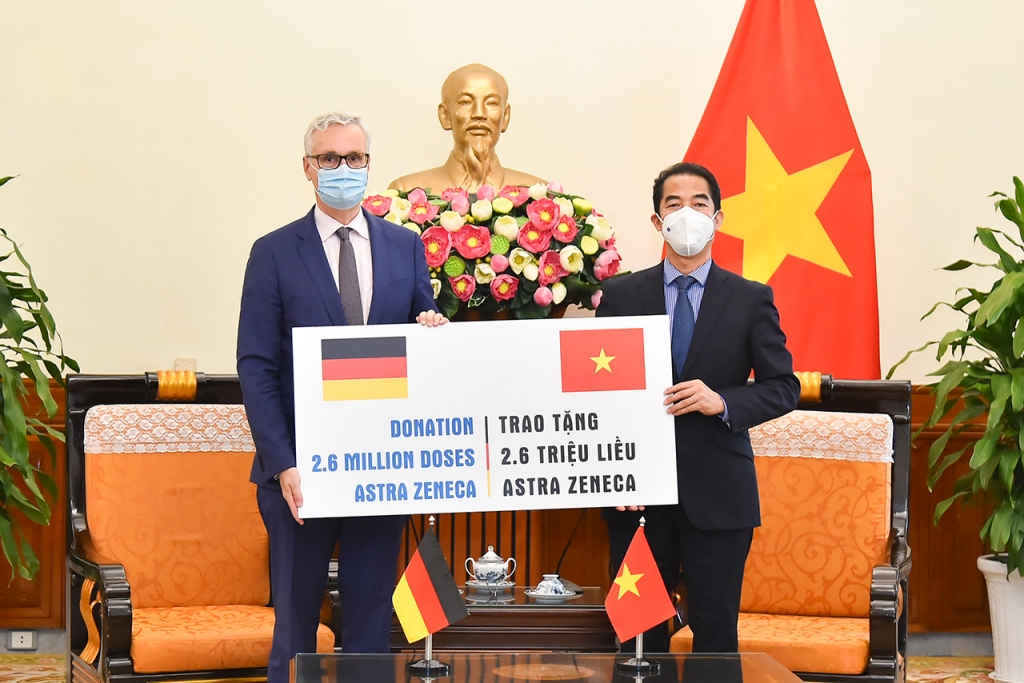 Đức trao tặng Việt Nam 2,6 triệu liều vắc-xin AstraZeneca phòng COVID-19