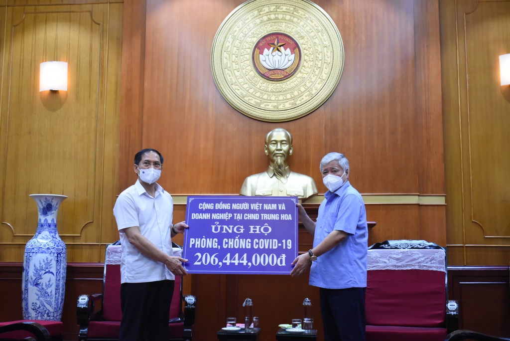 Cộng đồng người Việt Nam ở nước ngoài trao tặng hơn 3 tỷ đồng để phòng, chống dịch