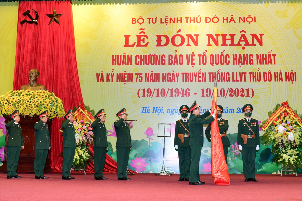 Bộ Tư lệnh Thủ đô Hà Nội nhận Huân chương Bảo vệ Tổ quốc hạng Nhất