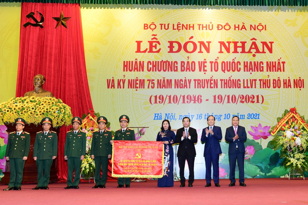 Bộ Tư lệnh Thủ đô Hà Nội nhận Huân chương Bảo vệ Tổ quốc hạng Nhất