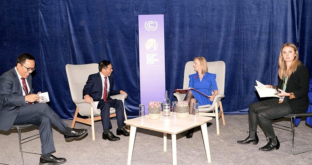 Bộ trưởng Ngoại giao Bùi Thanh Sơn gặp song phương với Bộ trưởng Ngoại giao và Phát triển Anh
