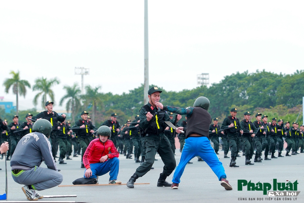 Những hình ảnh Cảnh sát cơ động diễn tập bảo vệ Đại hội Đảng lần thứ XIII