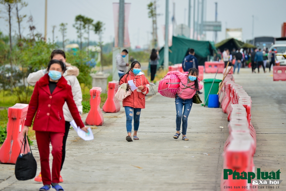 Người dân Quảng Ninh xếp hàng đông đúc về nhà