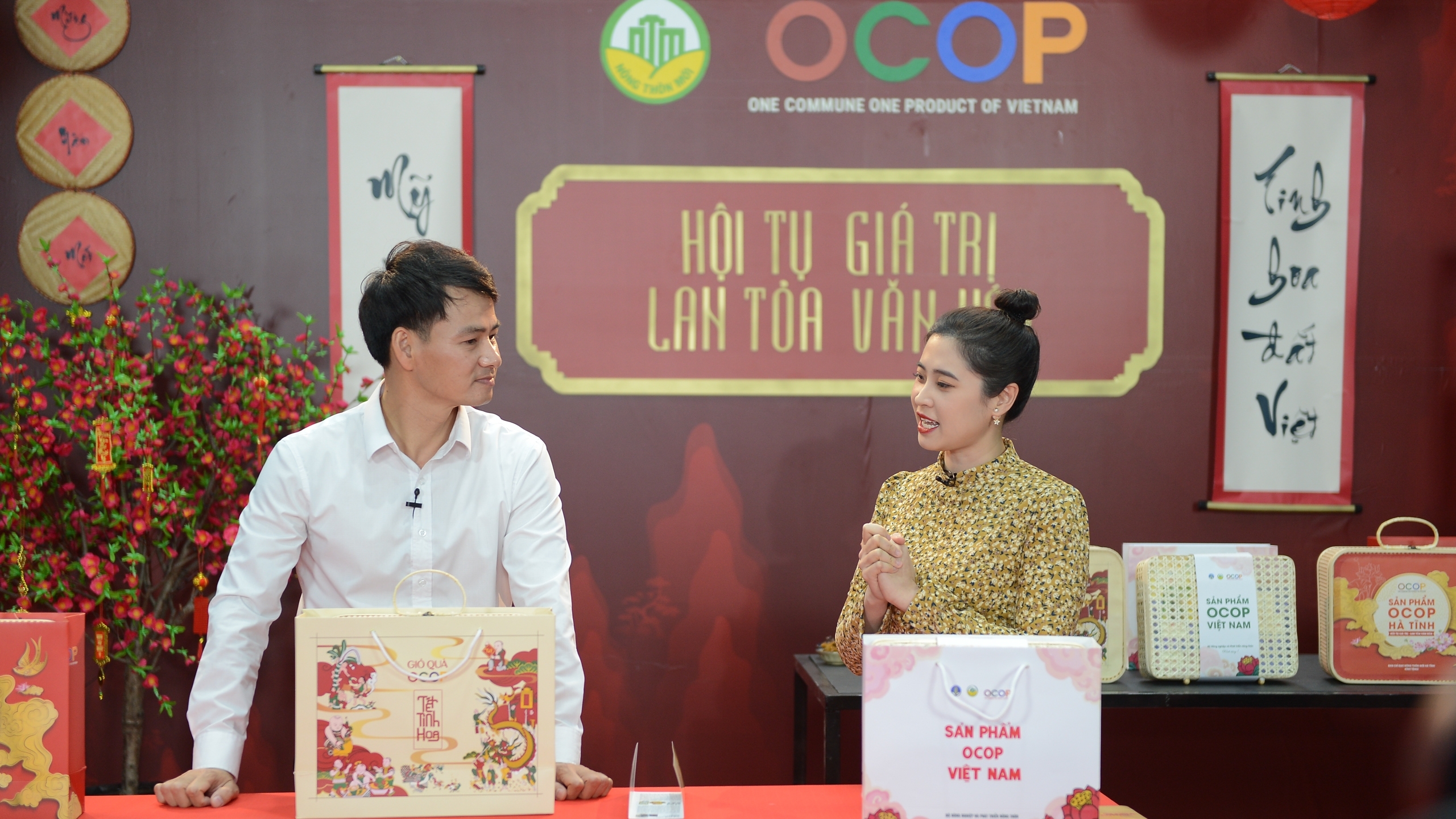 Nghệ sỹ Xuân Bắc livestream chốt đơn bán hàng sản phẩm OCOP 3 miền dịp Tết
