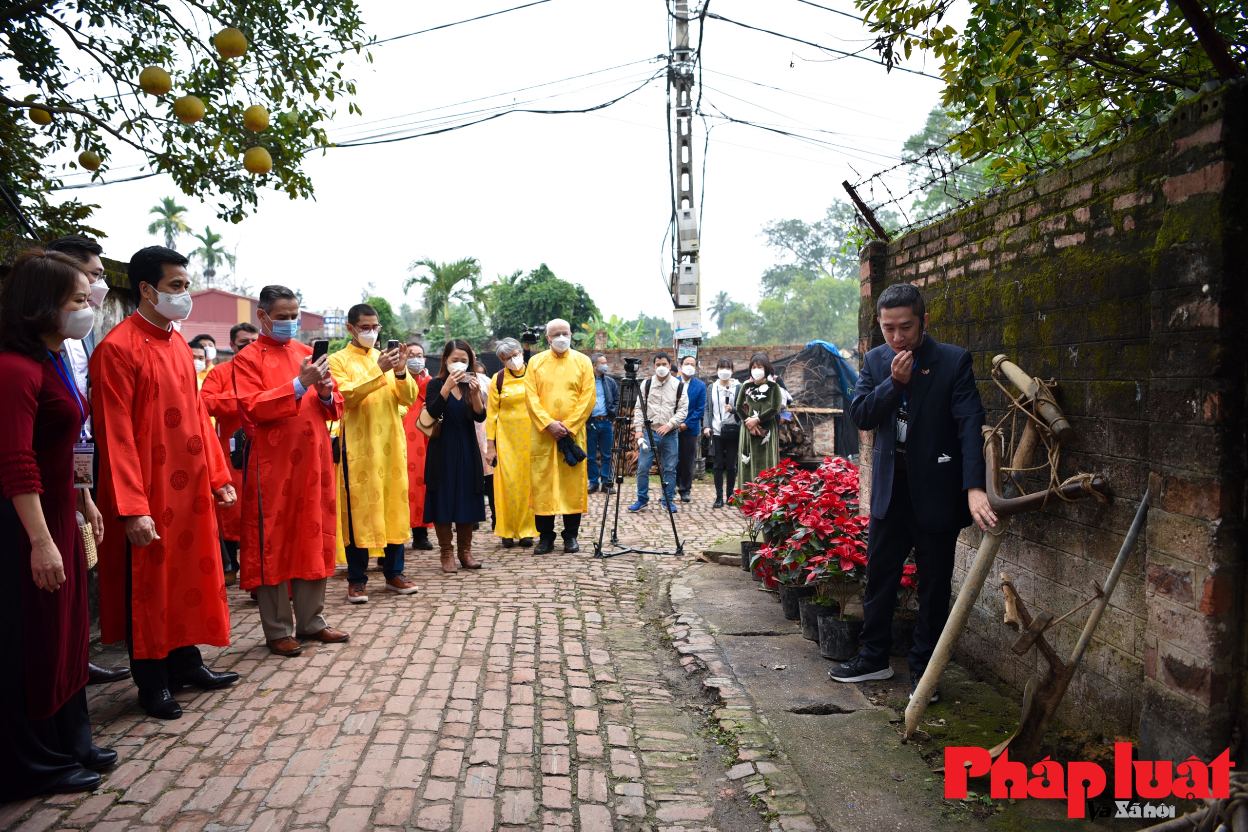 Tết xưa đậm nét Việt Nam trong mắt bạn bè Quốc tế tại làng cổ Đường Lâm