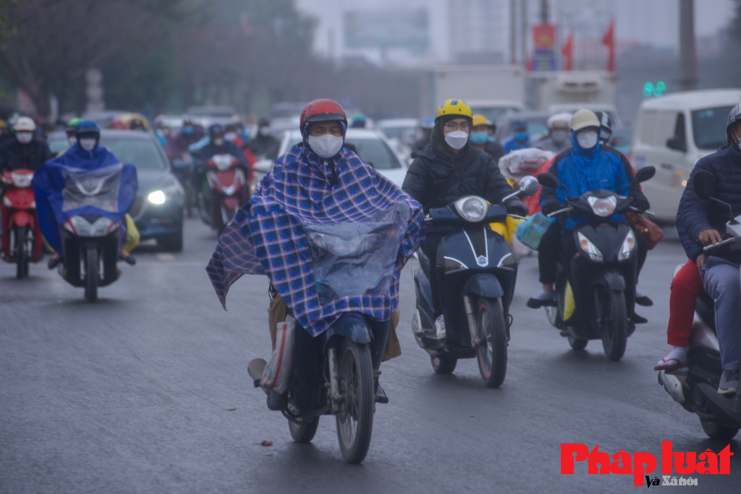 Hà Nội: Người dân lỉnh kỉnh đồ về quê, đường cửa ngõ nhiều nơi ùn tắc