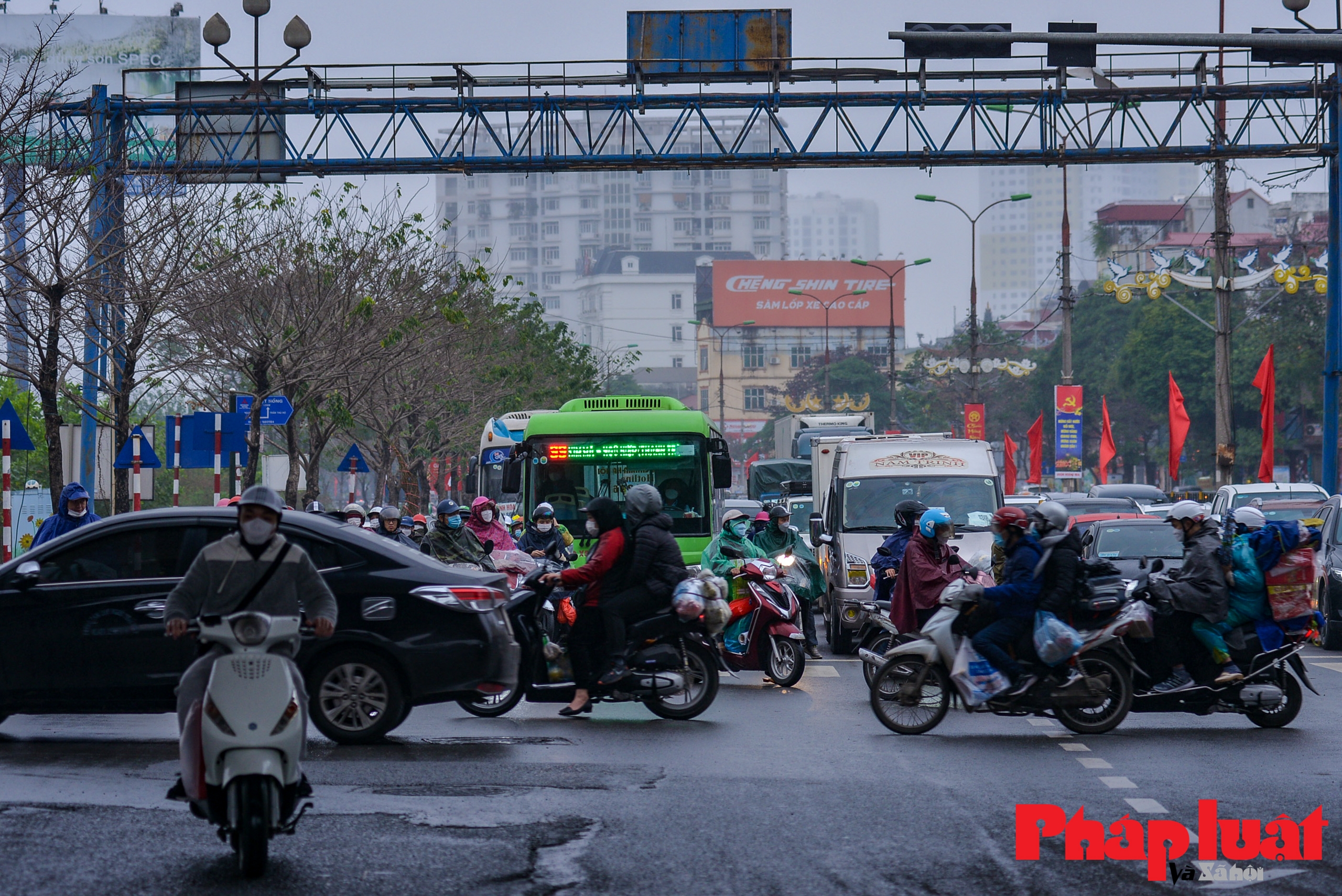 Hà Nội: Người dân lỉnh kỉnh đồ về quê, đường cửa ngõ nhiều nơi ùn tắc