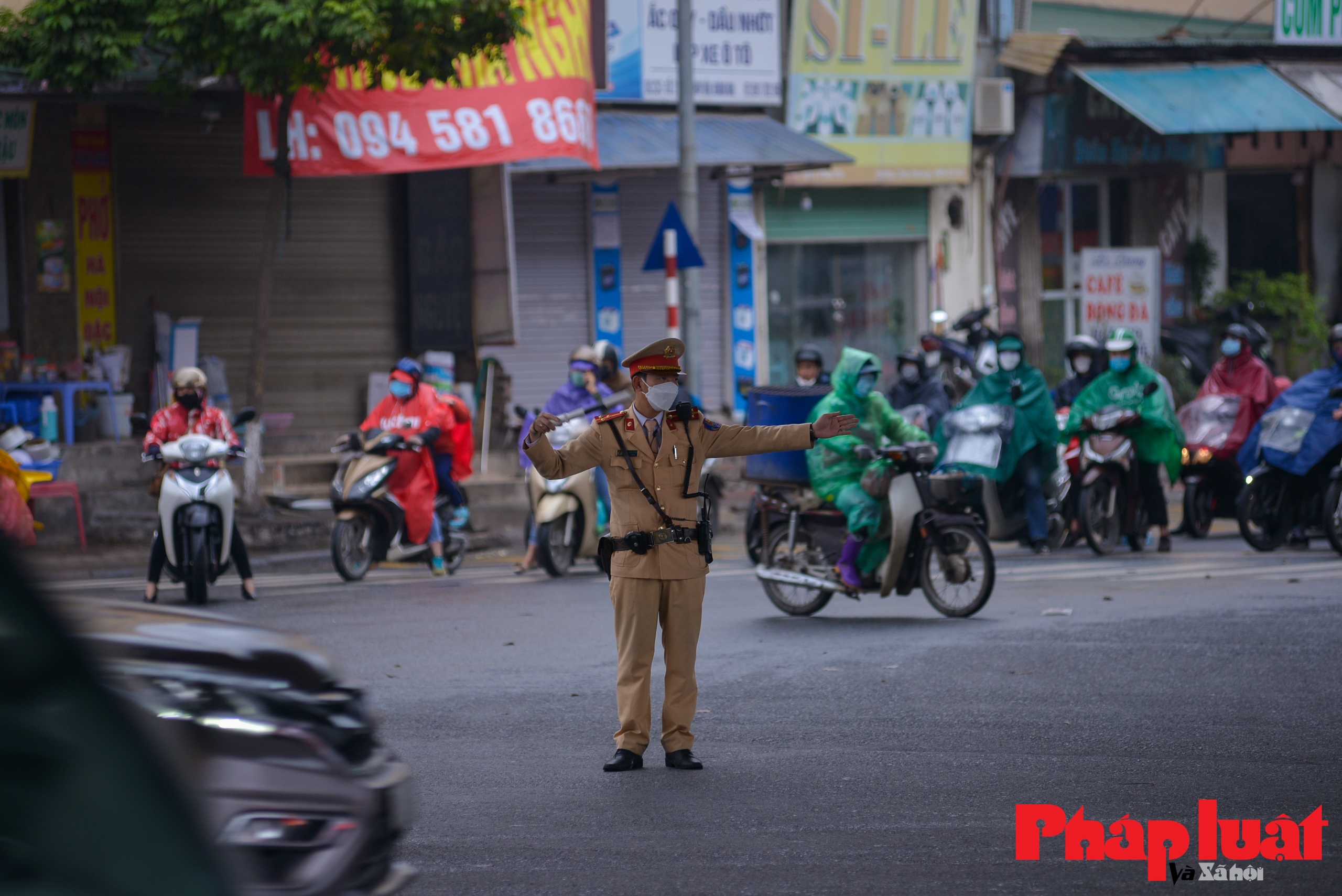 Hà Nội: Người dân lỉnh kỉnh đồ về quê, đường cửa ngõ nhiều nơi ùn tắc