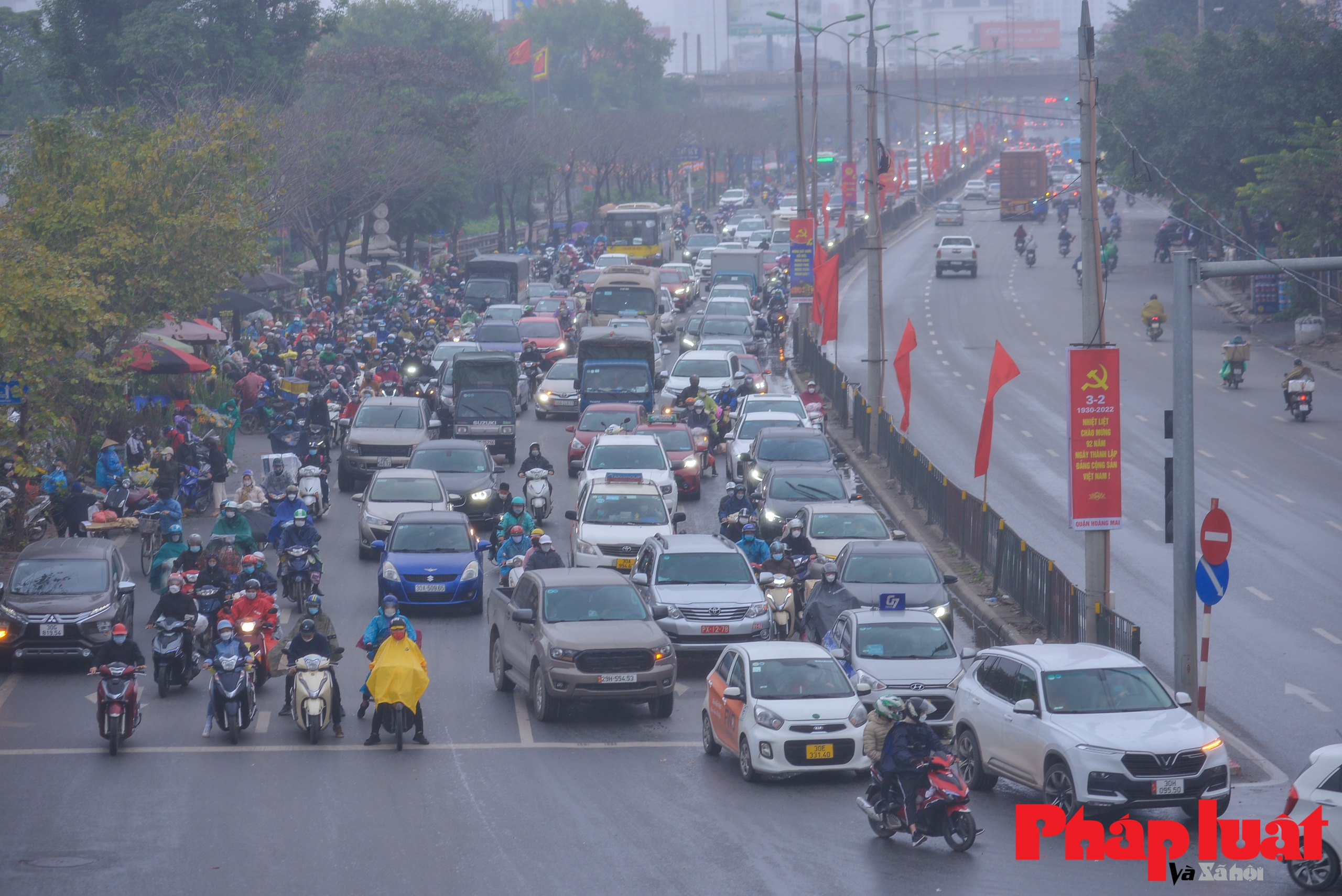 Hà Nội: Người dân lỉnh kỉnh đồ về quê, đường cửa ngõ nhiều nơi ùn tắc