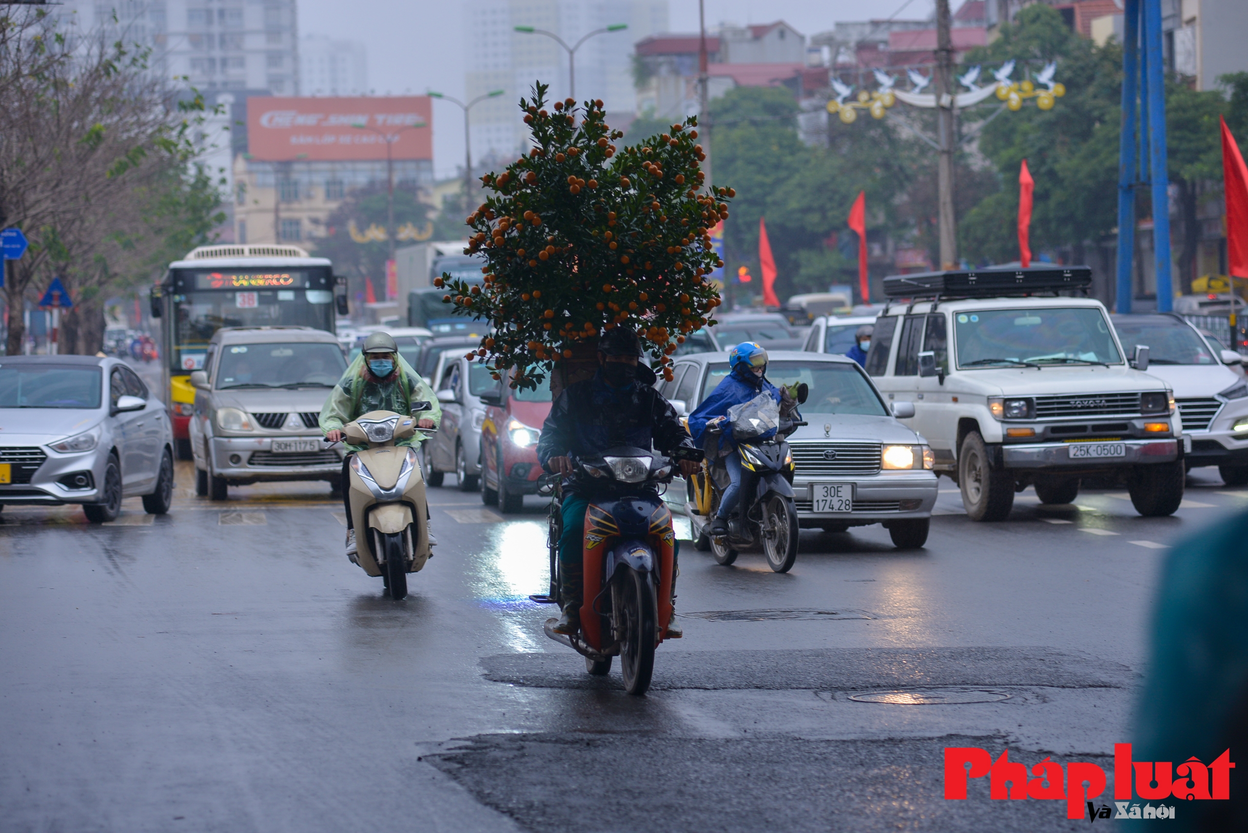 Hà Nội: Người dân lỉnh kỉnh đồ về quê, đường cửa ngõ nhiều nơi ùn tắc