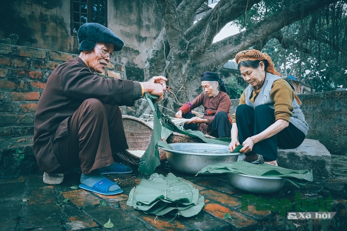 Phong tục gói bánh chưng: Hãy khám phá những phong tục và tâm linh đầy ý nghĩa trong quá trình chuẩn bị và gói bánh chưng, vốn được coi là một trong những nét văn hóa truyền thống của người Việt Nam.