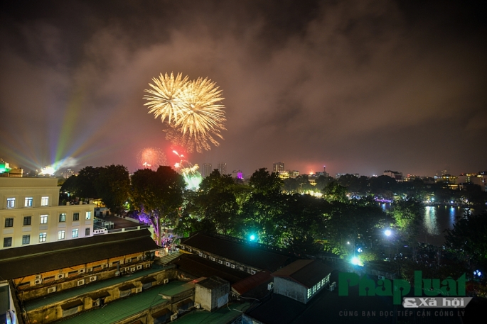 ngam chum anh phao hoa dem giao thua tai ha noi