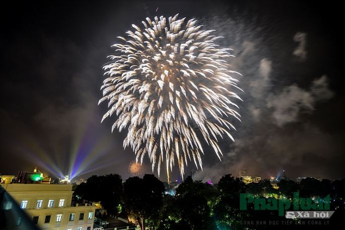 ngam chum anh phao hoa dem giao thua tai ha noi