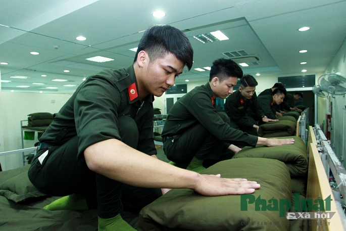 nga y da u tien trong quan ngu cu a ca c tan binh