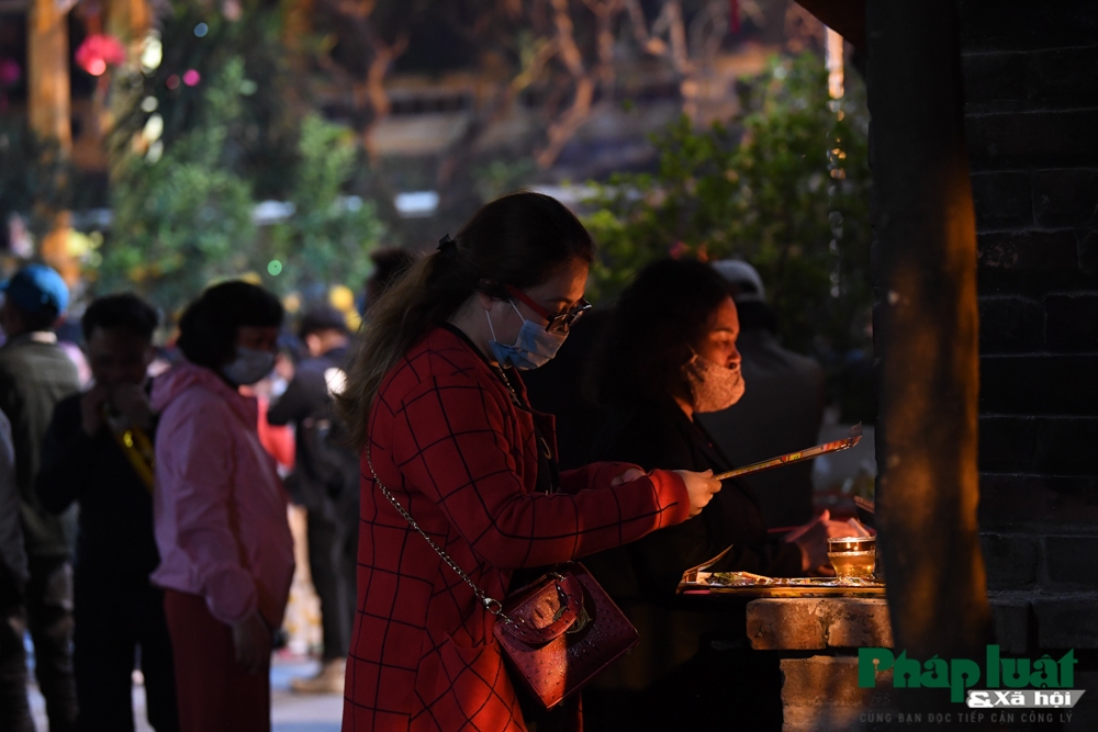 Người Hà Nội đeo khẩu trang đi lễ chùa đêm giao thừa