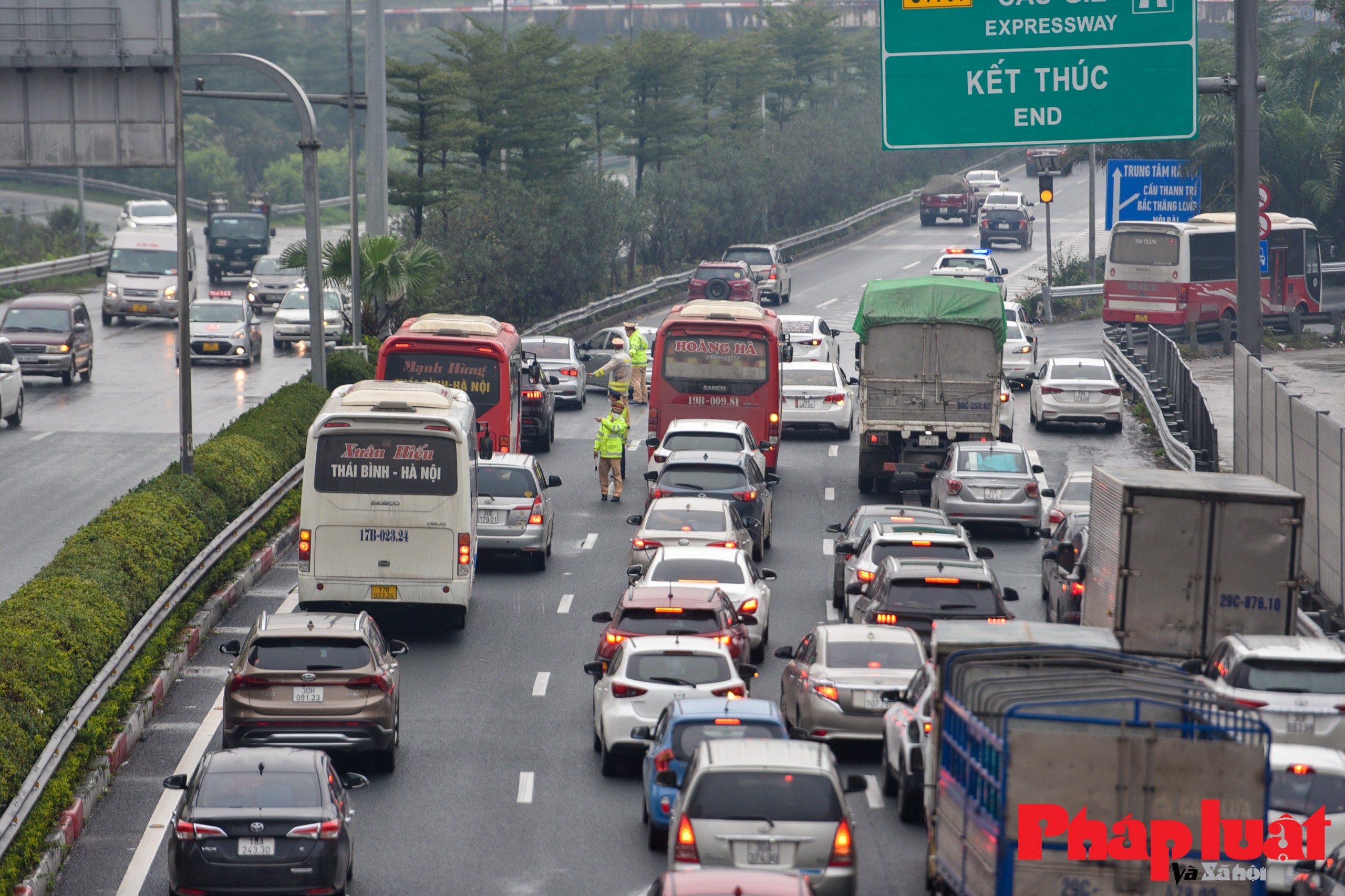 Cửa ngõ vào Hà Nội ùn tắc kéo dài trong ngày cuối nghỉ Tết Nguyên Đán