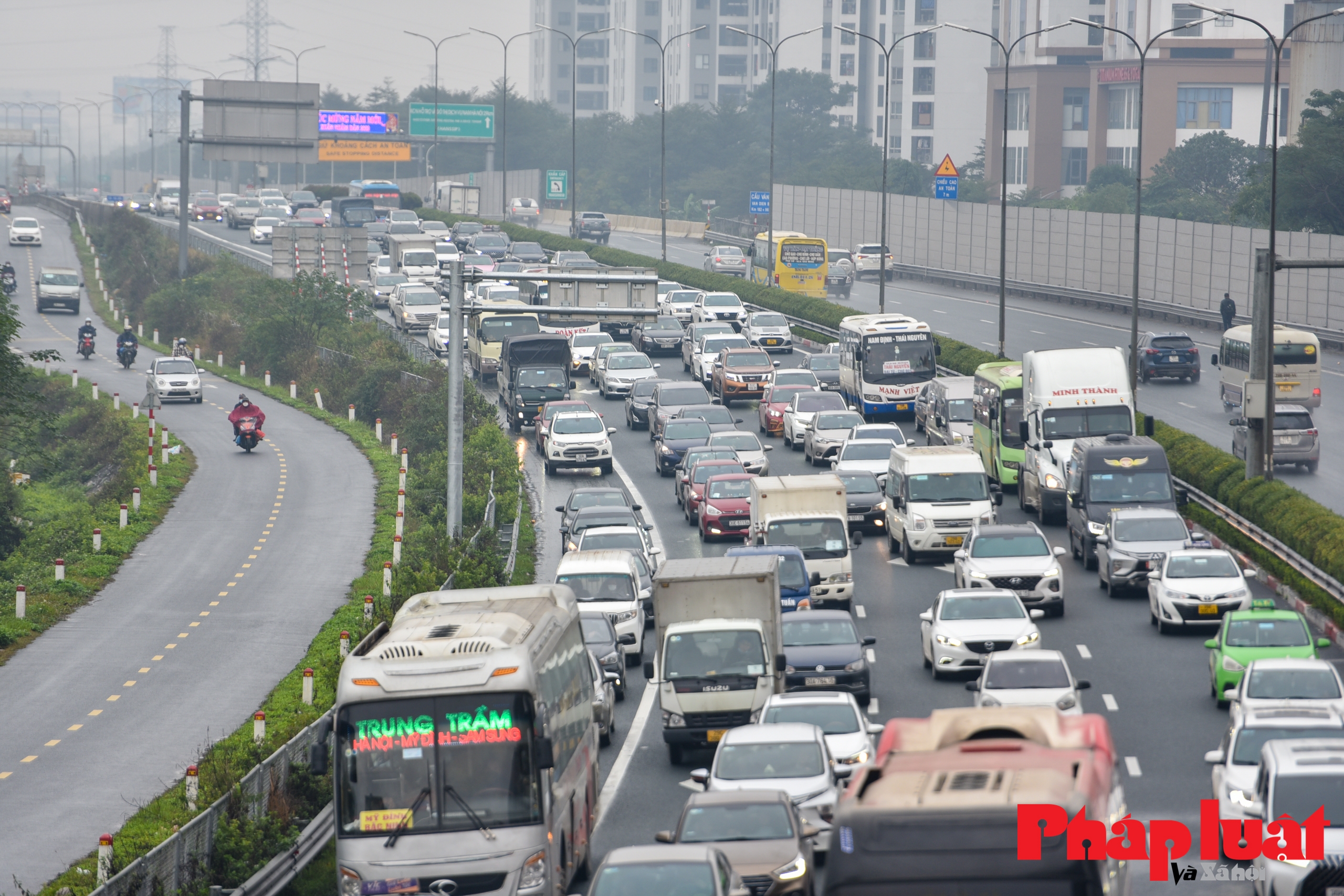 Cửa ngõ vào Hà Nội ùn tắc kéo dài trong ngày cuối nghỉ Tết Nguyên Đán