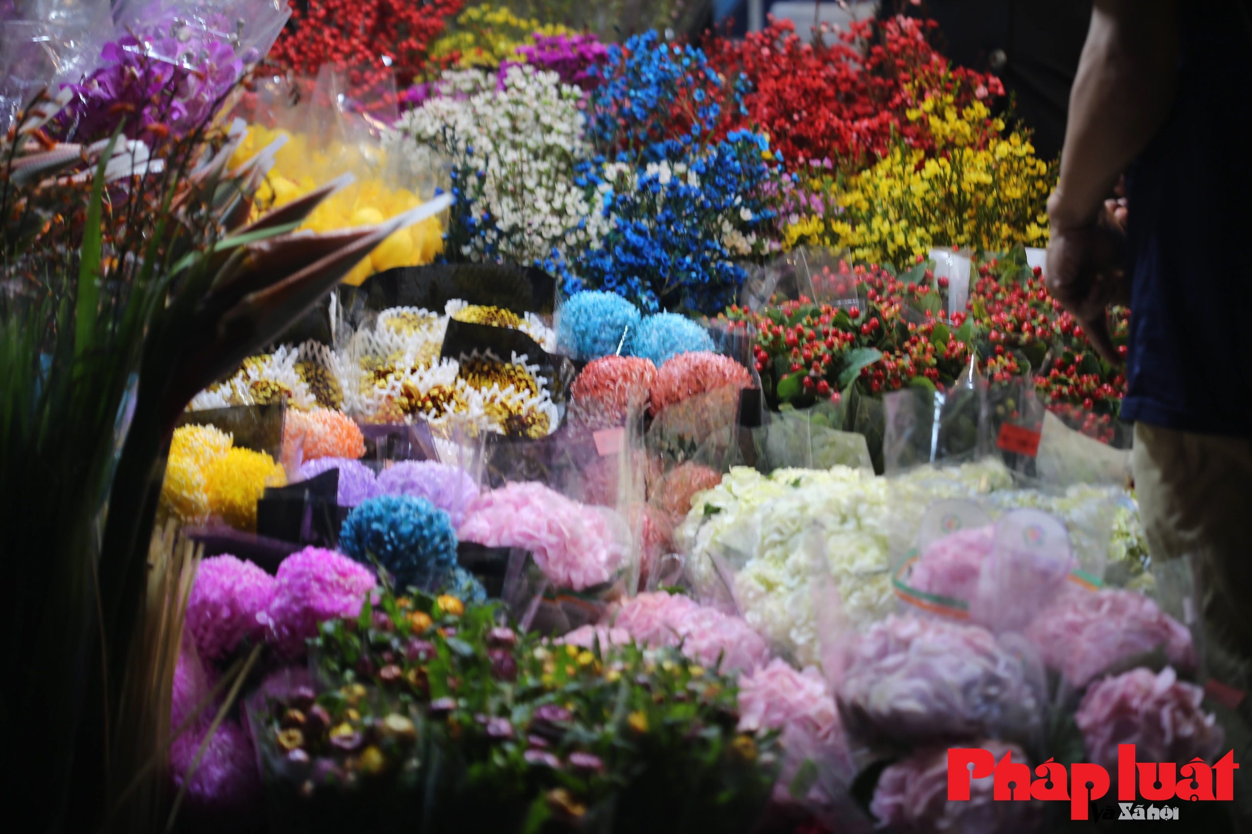 Chợ hoa Quảng An rộn ràng trong đêm trước ngày Valentine