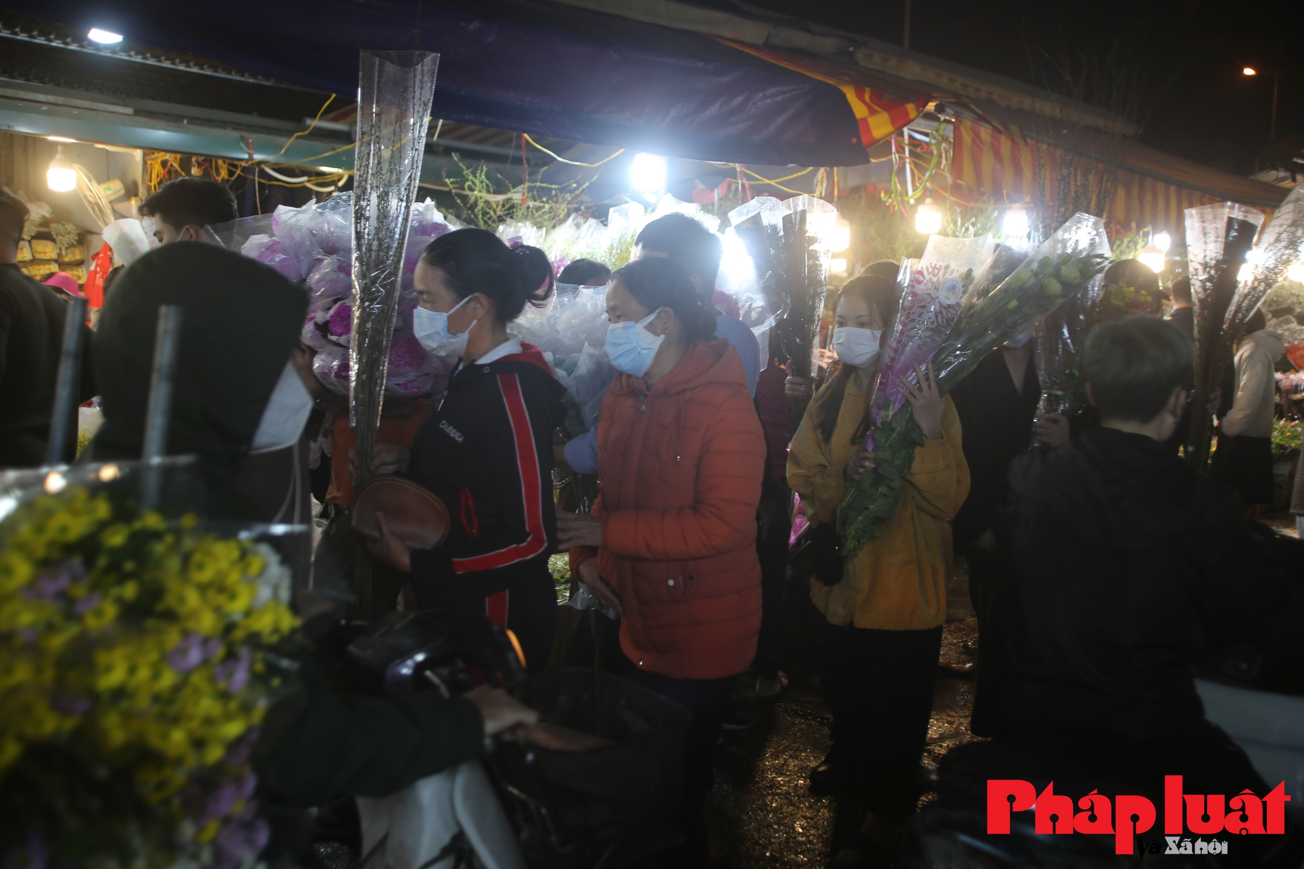 Chợ hoa Quảng An rộn ràng trong đêm trước ngày Valentine
