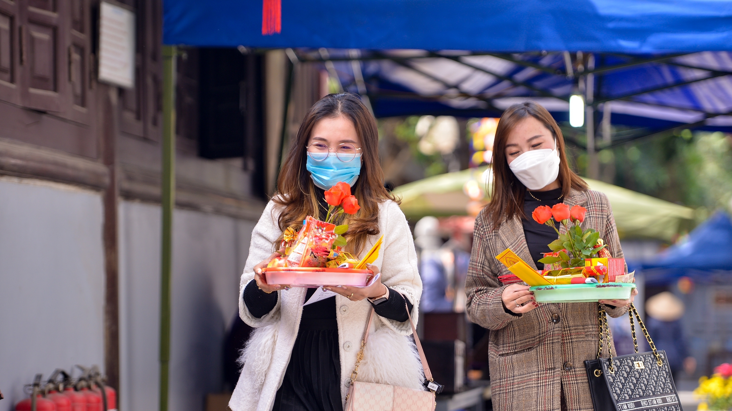 Giới trẻ nô nức đi chùa Hà cầu duyên trong ngày lễ tình nhân