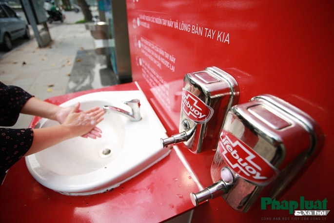 Trạm rửa tay dã chiến phòng chống dịch Covid-19 tại Hà Nội không chỉ cung cấp khẩu trang cho người dân, mà còn dành cho họ nhiều sự chăm sóc và quan tâm. Các nhân viên y tế tận tình hướng dẫn, tư vấn và cung cấp thông tin cho người dân, từ đó giảm thiểu sự hoang mang và lo lắng của mọi người.