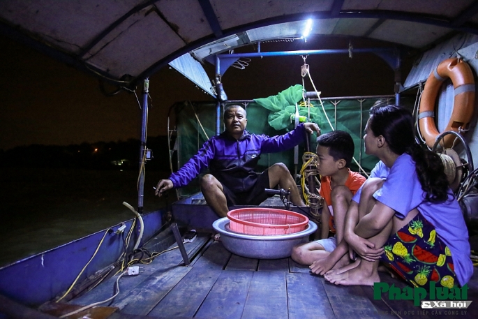 theo chan ngu phu di bat tom bay tren song hong