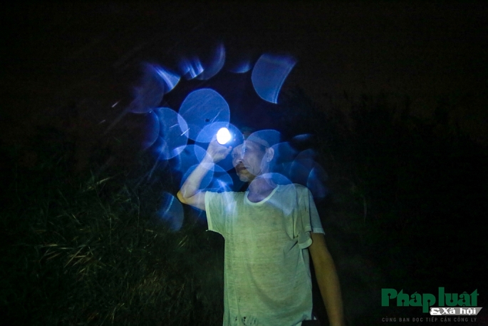 theo chan ngu phu di bat tom bay tren song hong