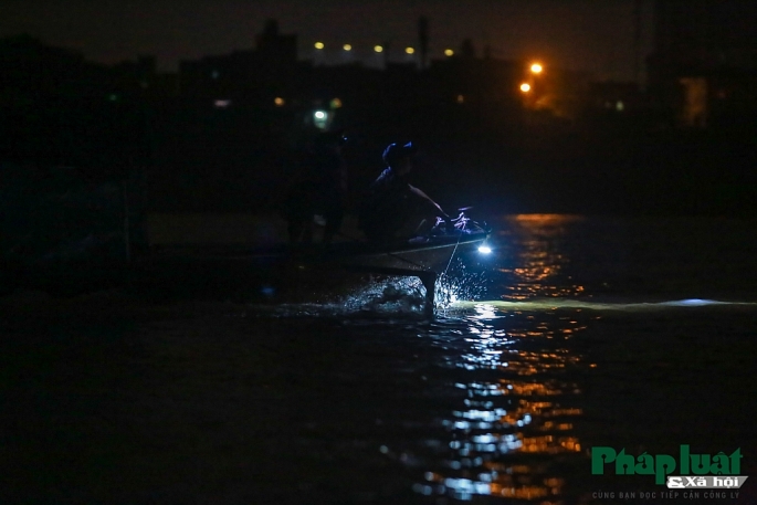 theo chan ngu phu di bat tom bay tren song hong