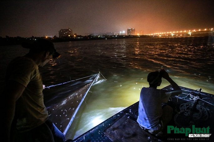theo chan ngu phu di bat tom bay tren song hong