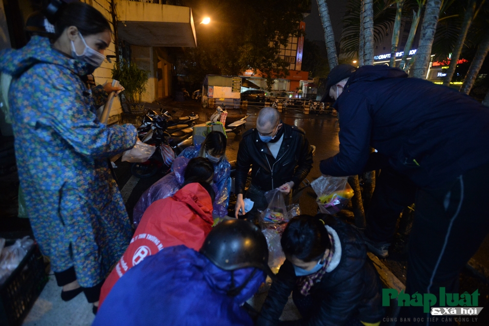 Chàng Tây mang hơi ấm tình thương tới người vô gia cư Hà Nội Chàng trai nước ngoài mang hơi ấm tình thương tới người vô gia cư Hà Nội