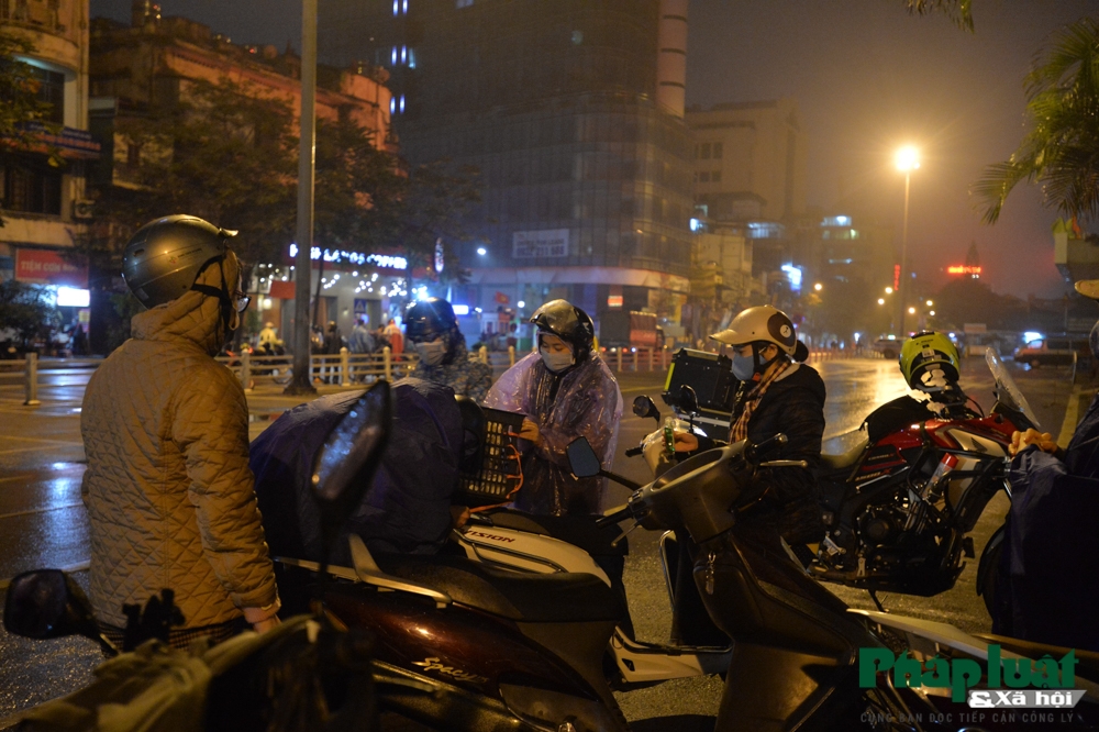 Chàng Tây mang hơi ấm tình thương tới người vô gia cư Hà Nội Chàng trai nước ngoài mang hơi ấm tình thương tới người vô gia cư Hà Nội