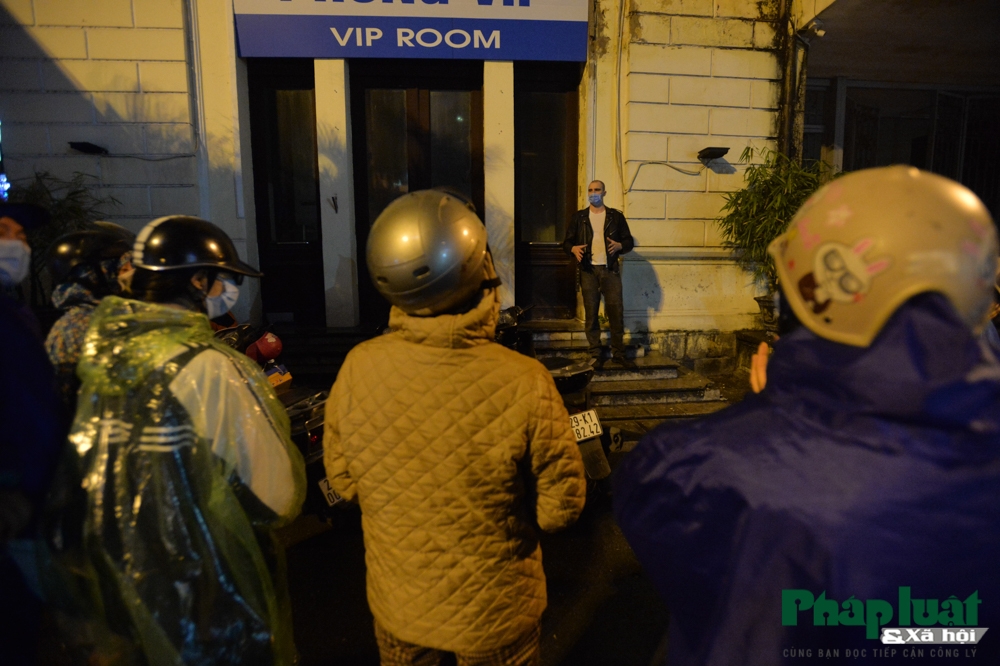 Chàng Tây mang hơi ấm tình thương tới người vô gia cư Hà Nội Chàng trai nước ngoài mang hơi ấm tình thương tới người vô gia cư Hà Nội