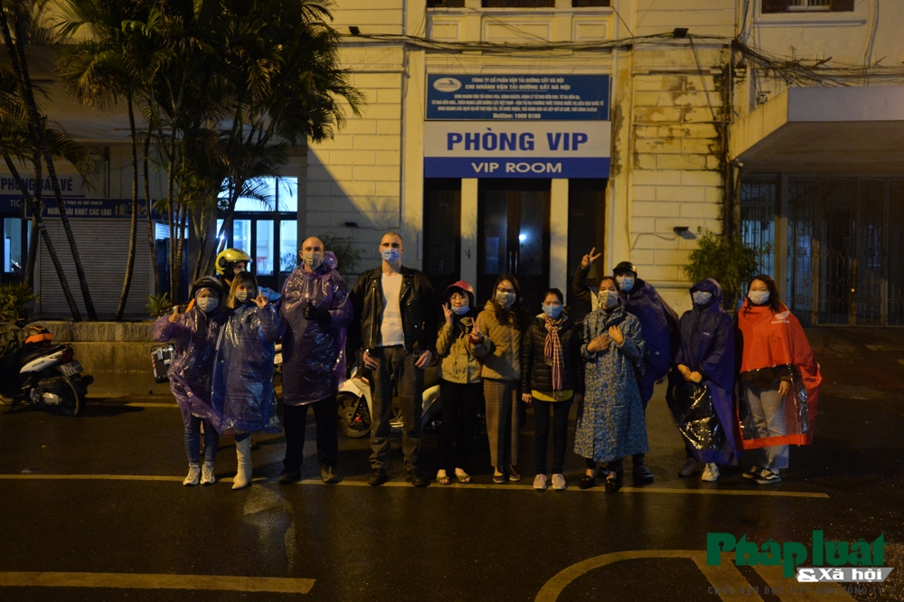 Chàng Tây mang hơi ấm tình thương tới người vô gia cư Hà Nội Chàng trai nước ngoài mang hơi ấm tình thương tới người vô gia cư Hà Nội