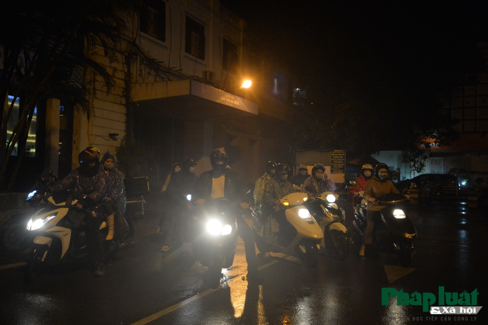 Chàng Tây mang hơi ấm tình thương tới người vô gia cư Hà Nội Chàng trai nước ngoài mang hơi ấm tình thương tới người vô gia cư Hà Nội