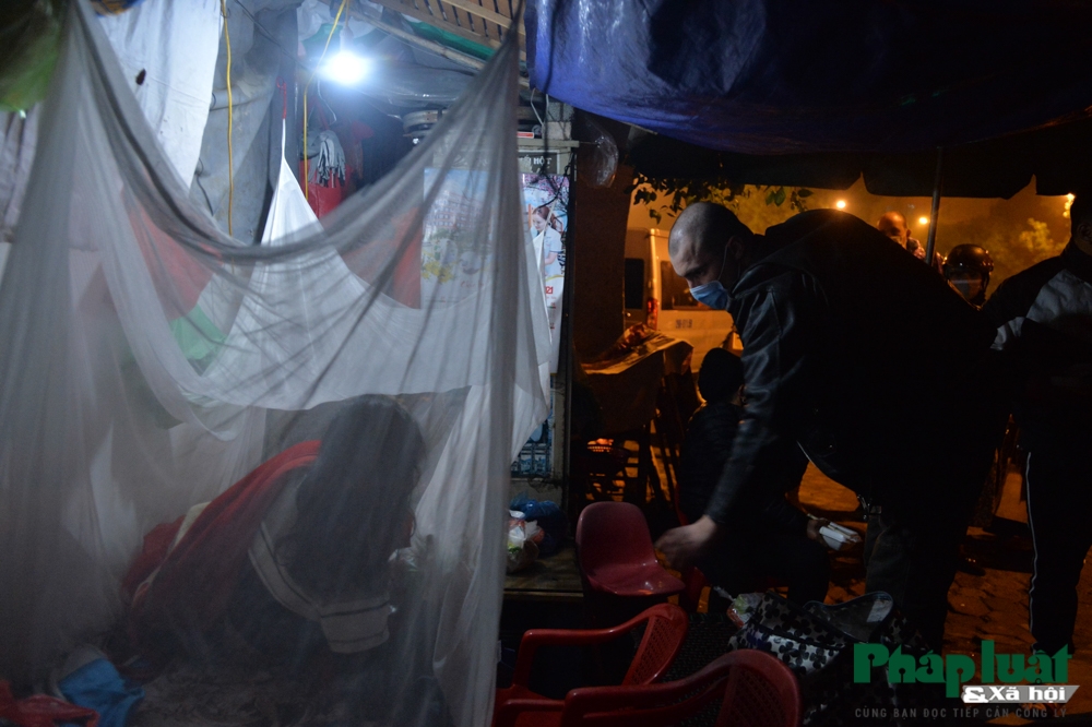 Chàng Tây mang hơi ấm tình thương tới người vô gia cư Hà Nội Chàng trai nước ngoài mang hơi ấm tình thương tới người vô gia cư Hà Nội