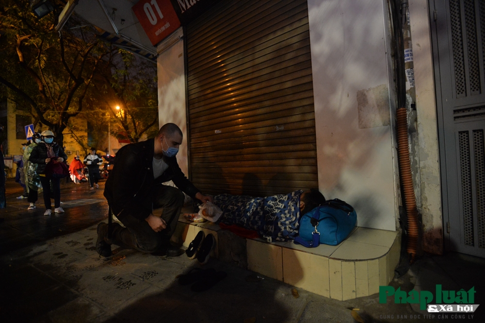 Chàng Tây mang hơi ấm tình thương tới người vô gia cư Hà Nội Chàng trai nước ngoài mang hơi ấm tình thương tới người vô gia cư Hà Nội