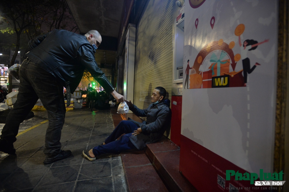 Chàng Tây mang hơi ấm tình thương tới người vô gia cư Hà Nội Chàng trai nước ngoài mang hơi ấm tình thương tới người vô gia cư Hà Nội