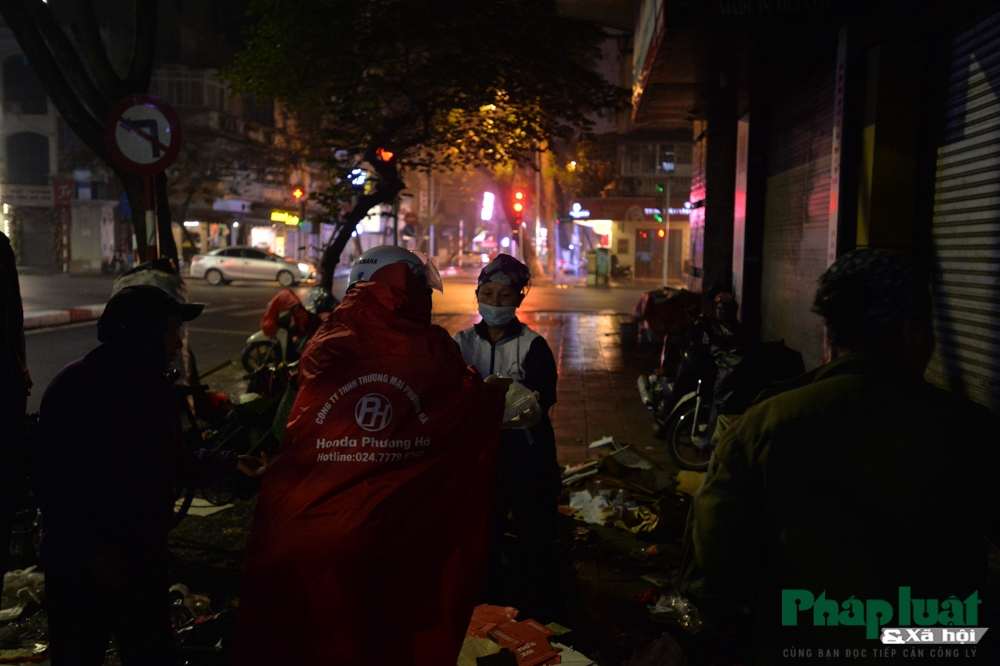 Chàng Tây mang hơi ấm tình thương tới người vô gia cư Hà Nội Chàng trai nước ngoài mang hơi ấm tình thương tới người vô gia cư Hà Nội