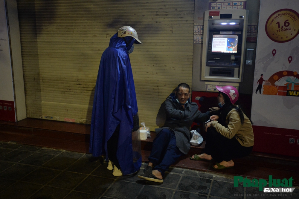 Chàng Tây mang hơi ấm tình thương tới người vô gia cư Hà Nội Chàng trai nước ngoài mang hơi ấm tình thương tới người vô gia cư Hà Nội