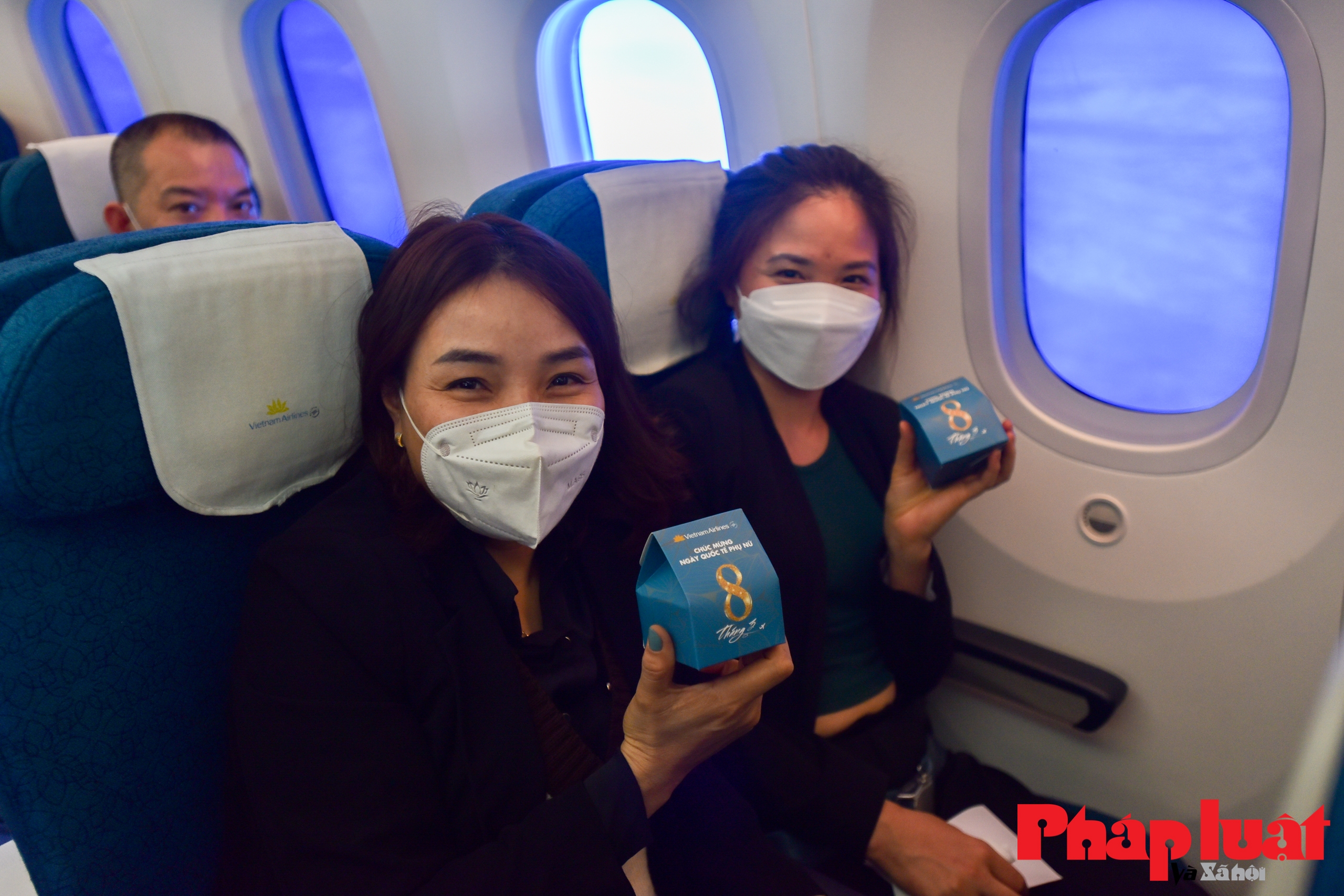 Kẹo hạnh phúc dành tặng các hành khách nữ trên chuyến bay 