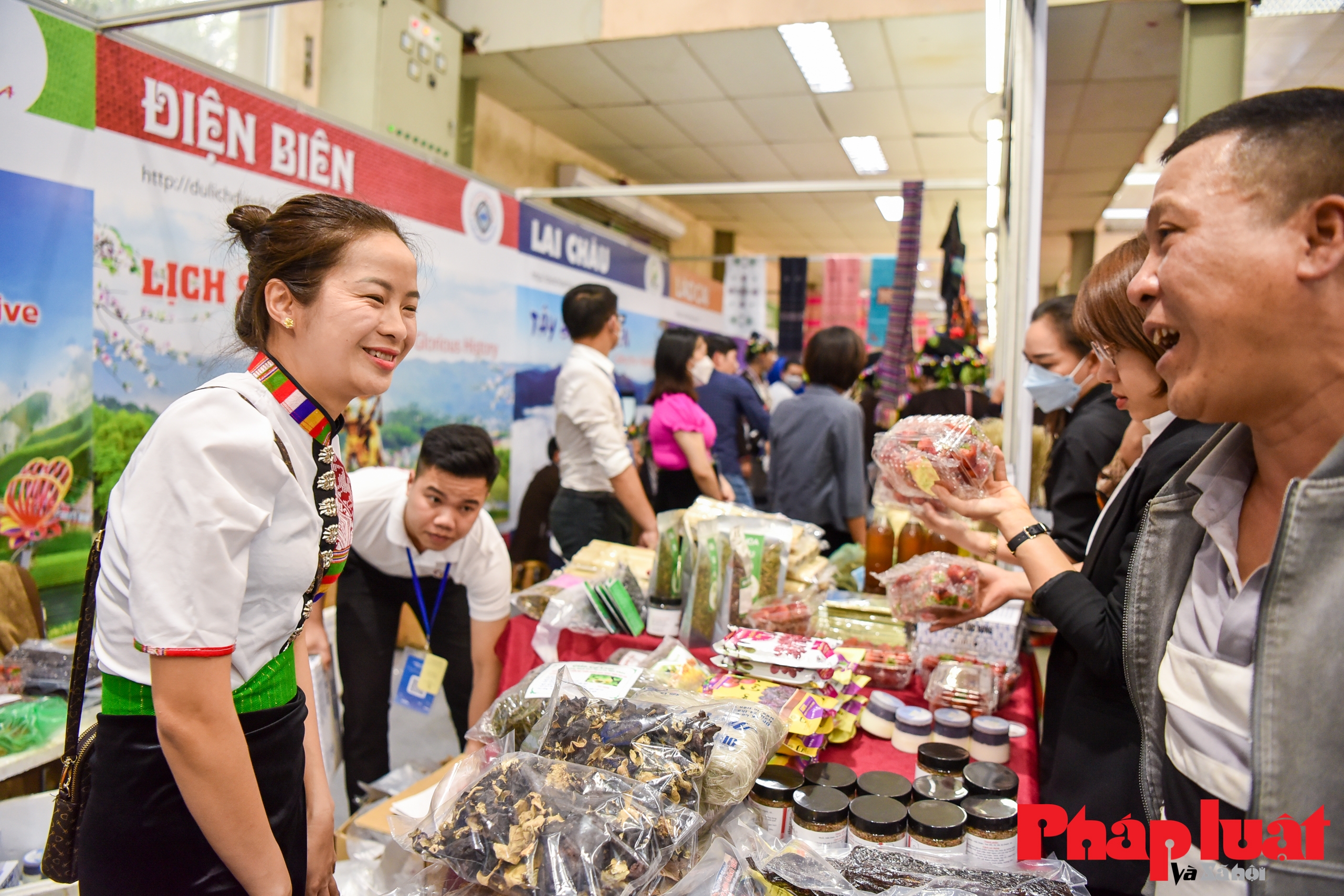 Người dân hào hứng săn vé giá rẻ tại hội chợ Du lịch quốc tế Việt Nam 2022