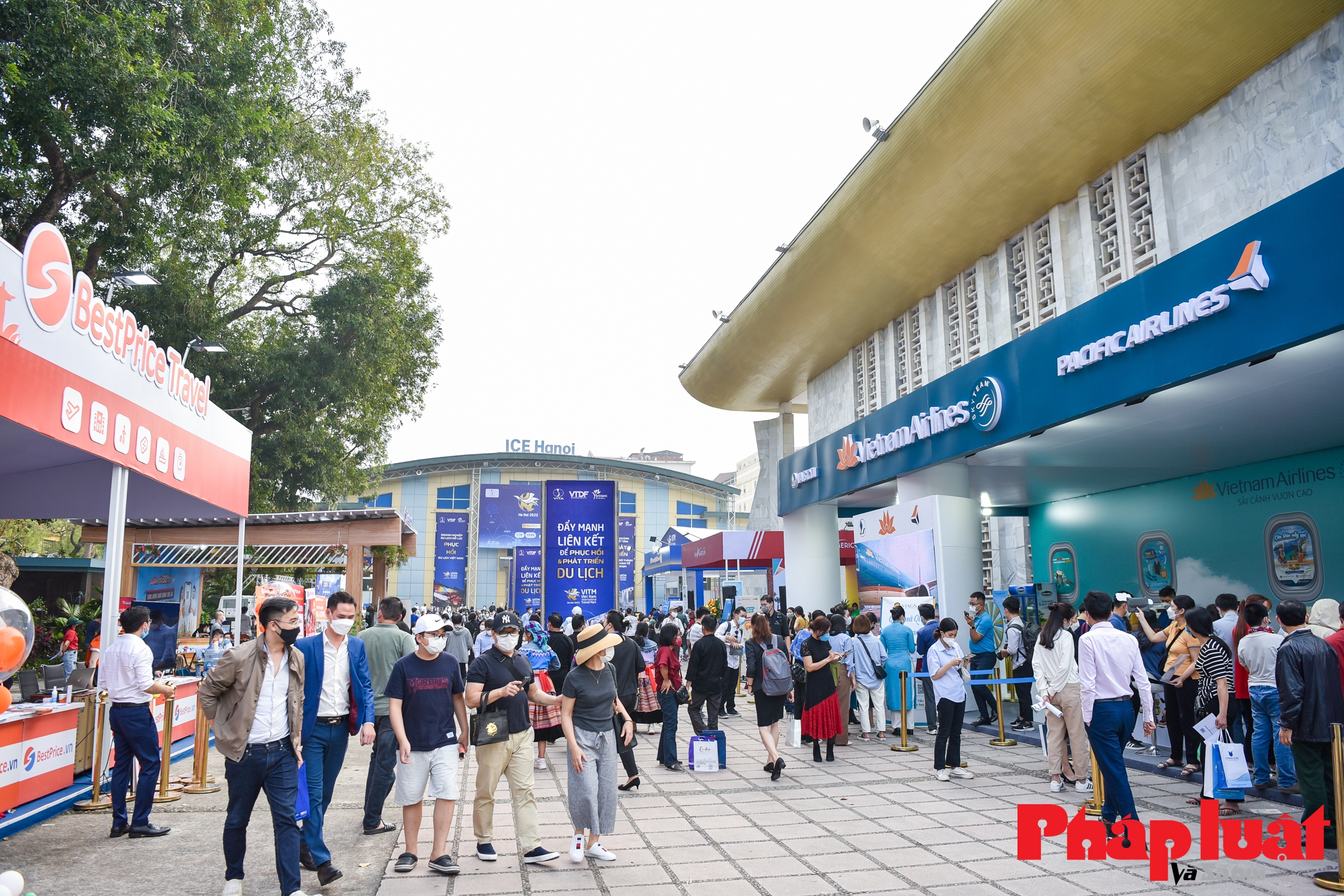 Người dân hào hứng săn vé giá rẻ tại hội chợ Du lịch quốc tế Việt Nam 2022