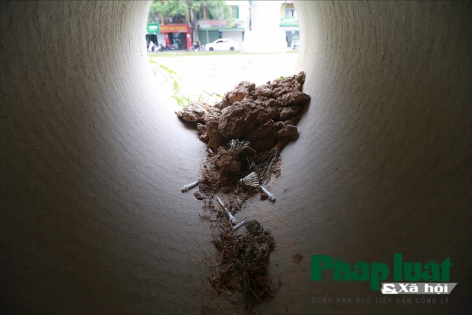 Long Biên, Hà Nội: Cần xoá bỏ hình ảnh xấu xí vây quanh cây cầu cổ kim tiem da su dung bua vay cay cau co nhat ha noi